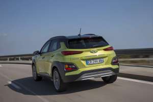 Hyundai-Kona-2017-Heckperspektive-in-Fahrt-