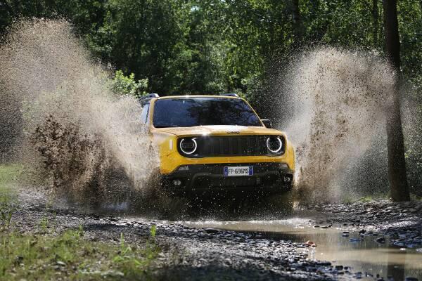 Jeep Renegade Offroad durchs Wasser