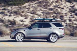Land-Rover-Discovery-2017-Seitenansicht-mit-Dachtraeger
