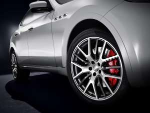 Medium-Maserati-Levante-Detail-Seite-Felgen-Bremsen