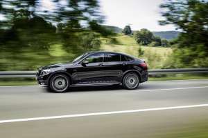 Mercedes-AMG-GLC-Coupe-Seitenansicht-in-Fahrt