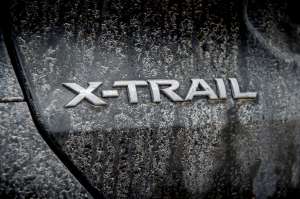 Nissan-X-Trail-Schriftzug