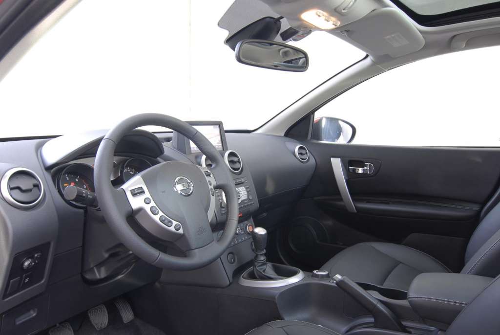 SUV Nissan Qashqai Modell 2006-2013 Innenraum Cockpit