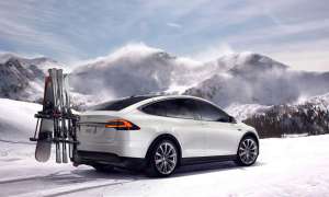 Tesla-Model-X-im-Schnee