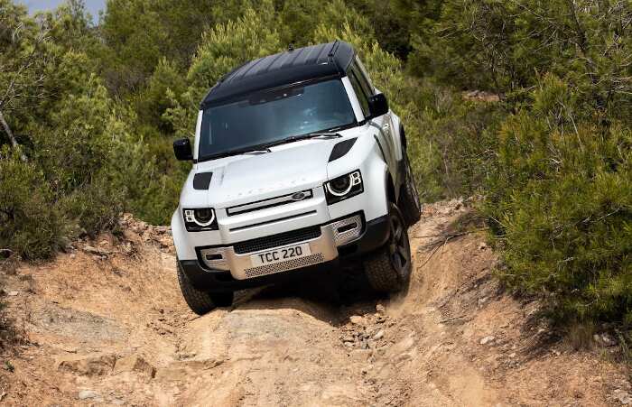 Land Rover New Defender im Gelaende