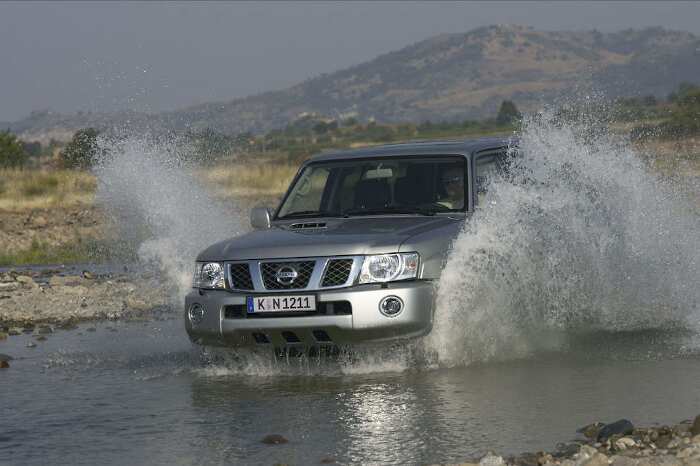 Nissan Patrol Mj. 2004 durchs Wasser