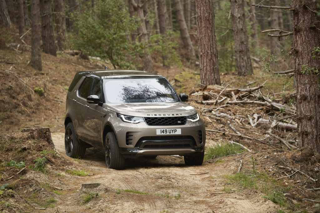 Land Rover Discovery im Wald