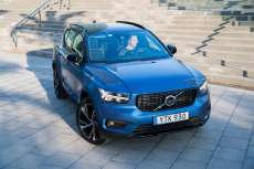 Volvo-XC40-SUV-2018-Exterieur-Frontperspektive-blau-4