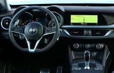 Alfa-Romeo-SUV-Stelvio-2017-Interieur-Cockpit