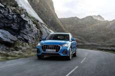 Audi-Q3-2-Generation-Exterieur-Frontansicht-Blau-