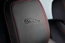 Jaguar-E-Pace-SUV-Modell-2018-Interieur-Logo-Emblem-im-Sitz