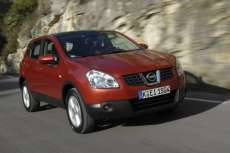 SUV-Nissan-Qashqai-Modell-2006-2013-fahrend-Frontansicht