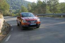 SUV-Nissan-Qashqai-Modell-2006-2013-in-der-Kurve-Front