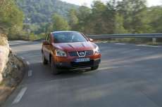 SUV-Nissan-Qashqai-Modell-2006-2013-in-der-Kurve-Front SUV-Nissan-Qashqai-Modell-2006-2013-in-der-Kurve-Front