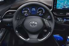 Toyota-C-HR-2016-Cockpit
