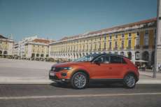 VW-SUV-T-Roc-2017-Seitenansicht-in-Fahrt