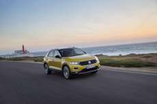 VW-SUV-T-Roc-2017-in-Fahrt