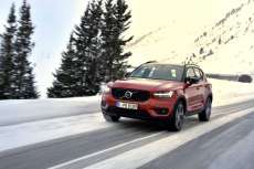 Volvo-XC40-SUV-2018-Exterieur-Frontperspektive-rot