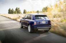 Rolls-Royce-Cullinan-Heckperspektive-